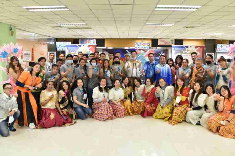 友達推動「安心、、、創新、、、用心、、、、同心、、、、盡心」五星職旅，，，，為菲籍員工打造全方位照護，，，首度贏得「人權實踐與發展領袖獎」殊榮