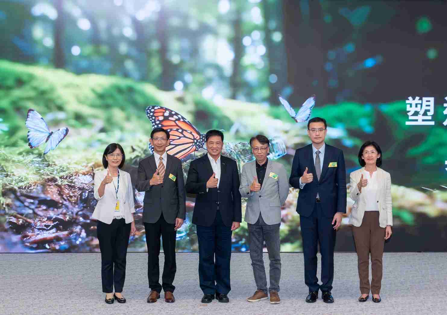 友達2023 CSR共榮大會，，邀請領域專家分享交流生物多樣性管理趨勢、、、無塑產品、、、海廢永續塑料等議題  （圖左到右：友達光電永續長古秀華、、、3M台灣技術長陳君杰、、、、友達光電董事長暨集團策略長彭双浪、、、光寶科技企業永續發展處處長陳慶暉、、安永聯合會計師事務所執業會計師曾于哲、、、、友達光電供應鏈總部副總經理吳宜芳）