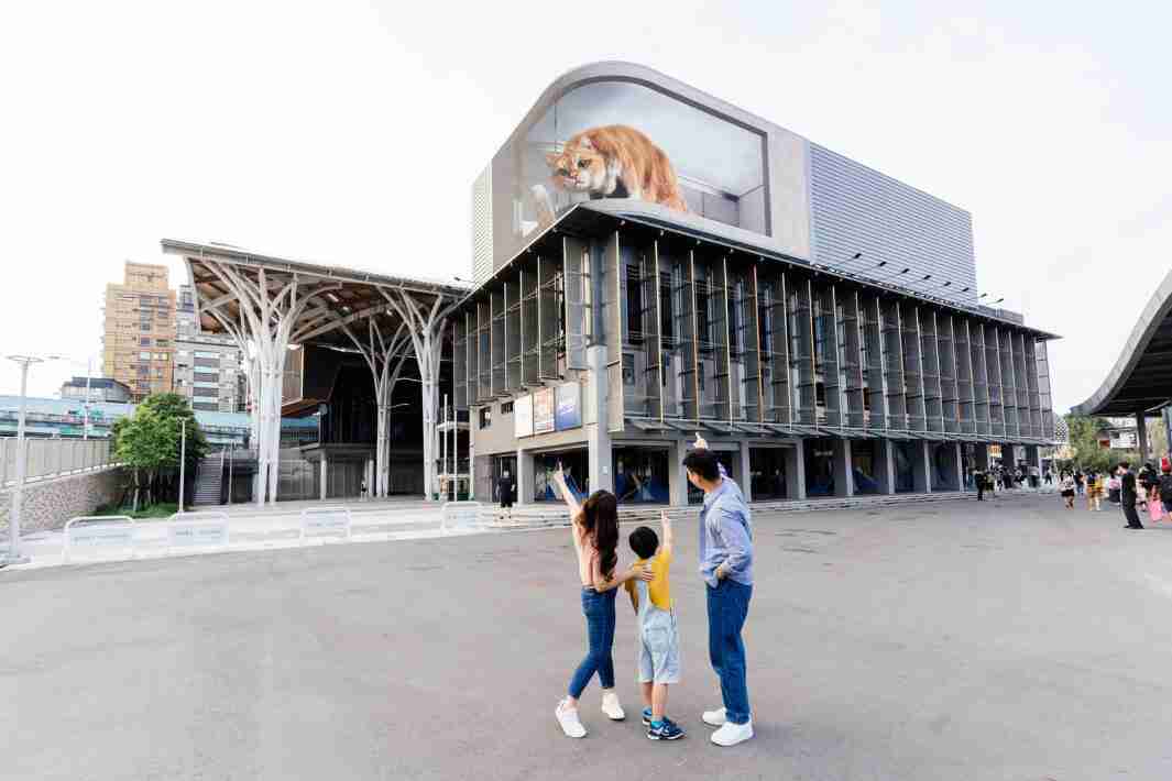 优游UB8打造全台最大户外裸视3D LED弧形萤幕，，，将超立体的软萌胖橘猫动画活跃于顶楼外墙