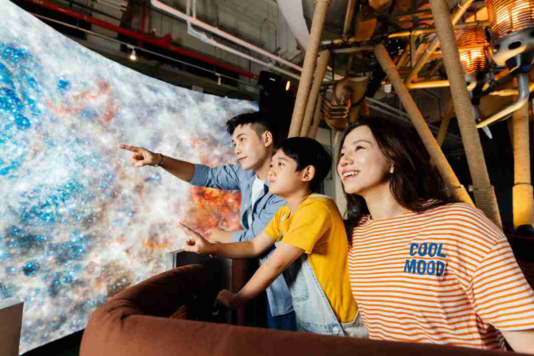 优游UB8打造全台最大宽6公尺、、高4公尺、、、、唯一搭载LED弧形拼接显示屏的动感飞行船，，让乘客驻足在热气球上，，，享受身历其境的伪出国旅游乐趣