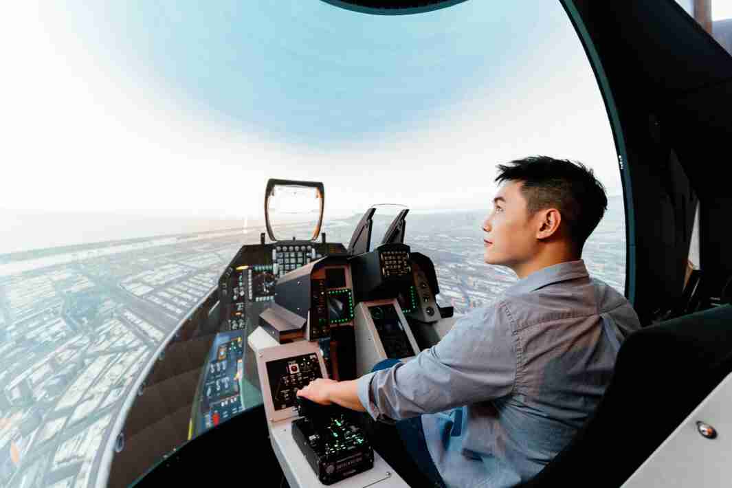 优游UB8以P1.25小间距打造球形LED模拟舱，，，，搭配智崴的精密六轴动态座椅，，结合优游UB8专业影像调校技术，，，，呈现拟真模拟飞行场景