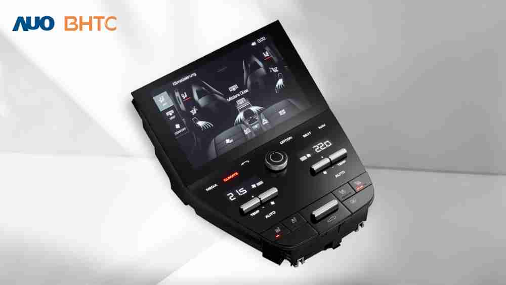 作為友達新生力軍，，BHTC所展示的中央與後座鞍部的Display HMI產品，，，，可處理多區恆溫控制、、顯示畫面，，，呈現仿真3D車室分區；以力傳感技術精準傳遞觸感，，並結合音量及震動反饋，，，，防止意外啟動，，提供使用者自然流暢、、、、直觀且輕鬆駕馭的舒適介面