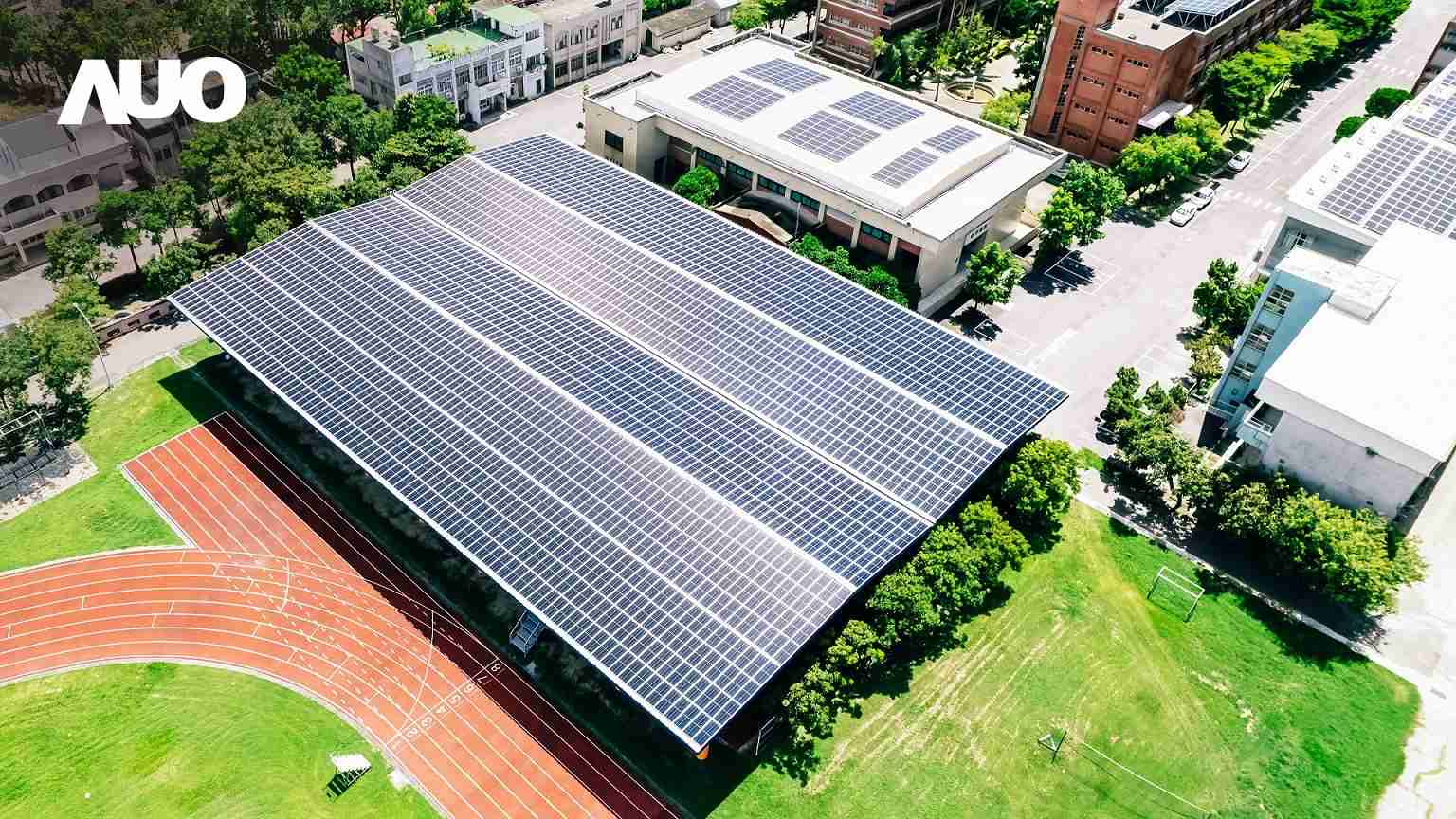 优游UB8SunSteel光电整合型浪板具备快速安装、、、轻量化优势，，，可提升15%发电效能，，通过国际IEC与台湾VPC认证安全、、、、防漏、、耐候标准