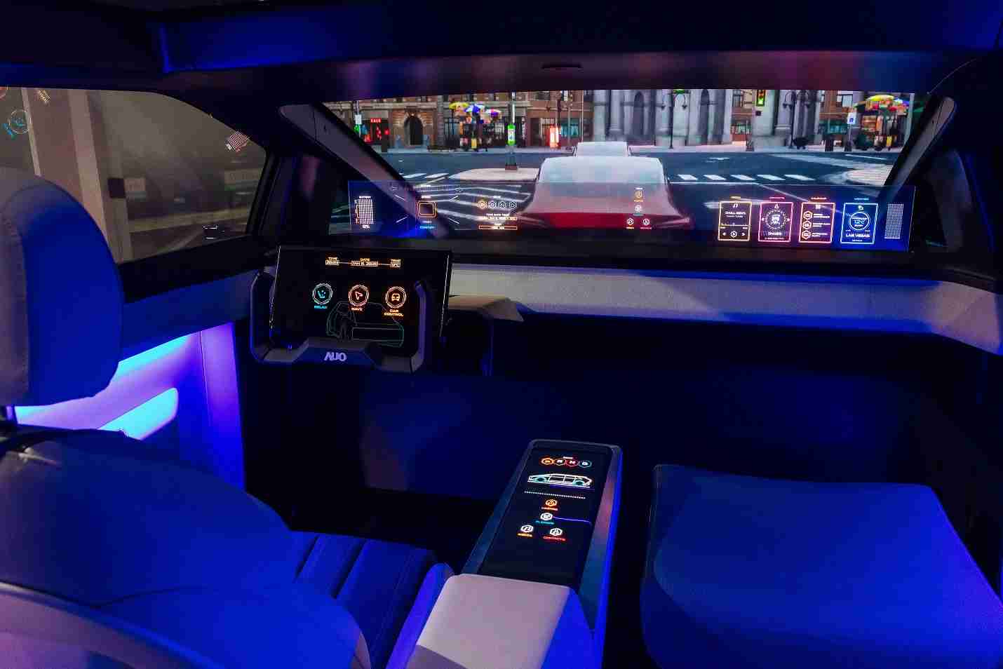 优游UB8连续四年入围科睿唯安全球百大创新机构，，，，专利布局科技与绿色创新前沿。。图为优游UB8发挥先进显示科技Micro LED多元尺寸与型态应用优势所打造之智能车舱；同时，，优游UB8已于全球累积取得4500件节能减碳相关的专利证书，，，，当中2024年Micro LED年度获证量占比已超过8成