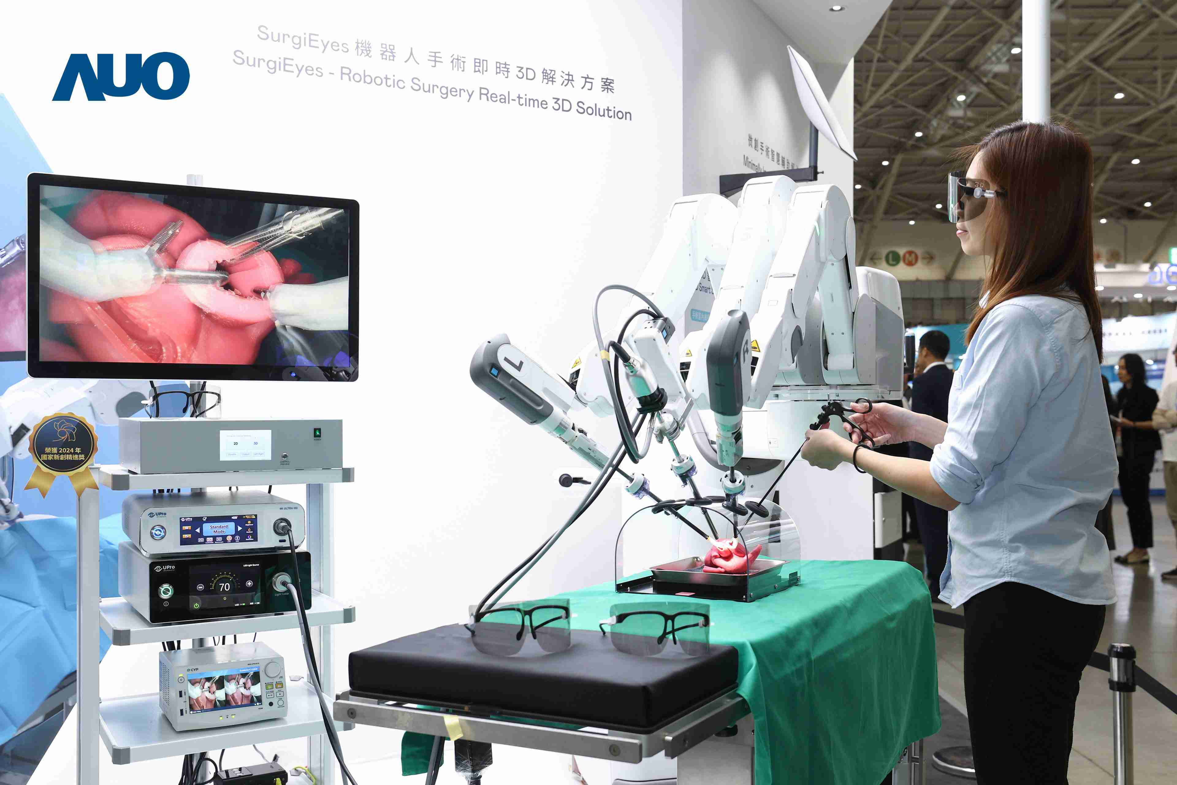 达擎以领先的3D显示技术推出〝SurgiEyes机器人手术实时3D解决方案〞，，整合先进3D图像处理与独家3D垂直宽视角、、广色域的显示技术，，，手术团队可实时同步主刀医师视角看到清晰3D影像，，，提升沟通效率与安全性。。。