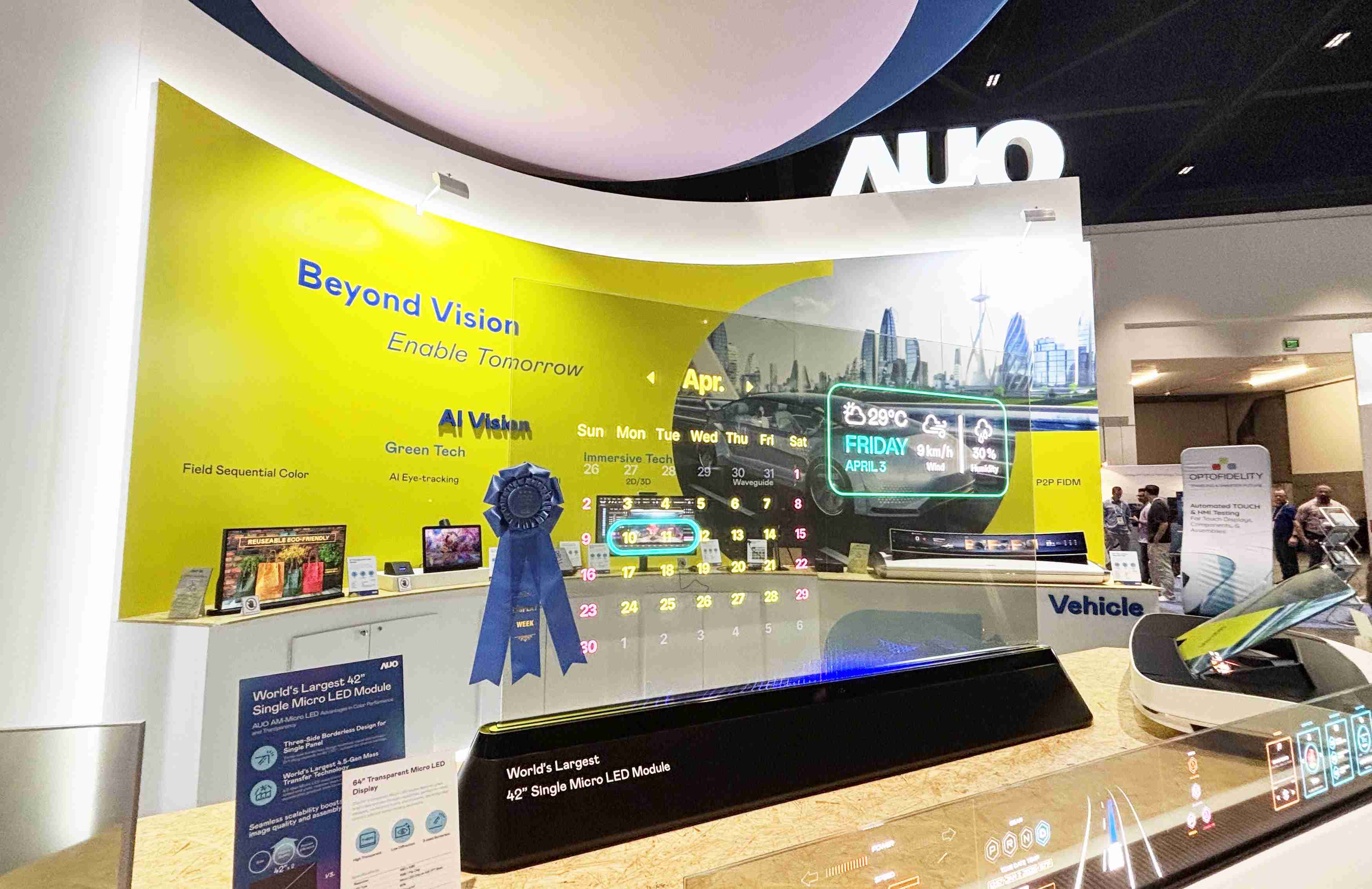 优游UB864吋透明Micro LED显示器获〝最佳Micro LED技术应用奖〞，，，其绝妙的透明穿透特性，，同时具备1,000 nits的高亮度表现，，并透过精细的无缝拼接延伸，，，可依需求灵活应用于多元场域，，，，展现出Micro LED显示技术划时空的无限潜力